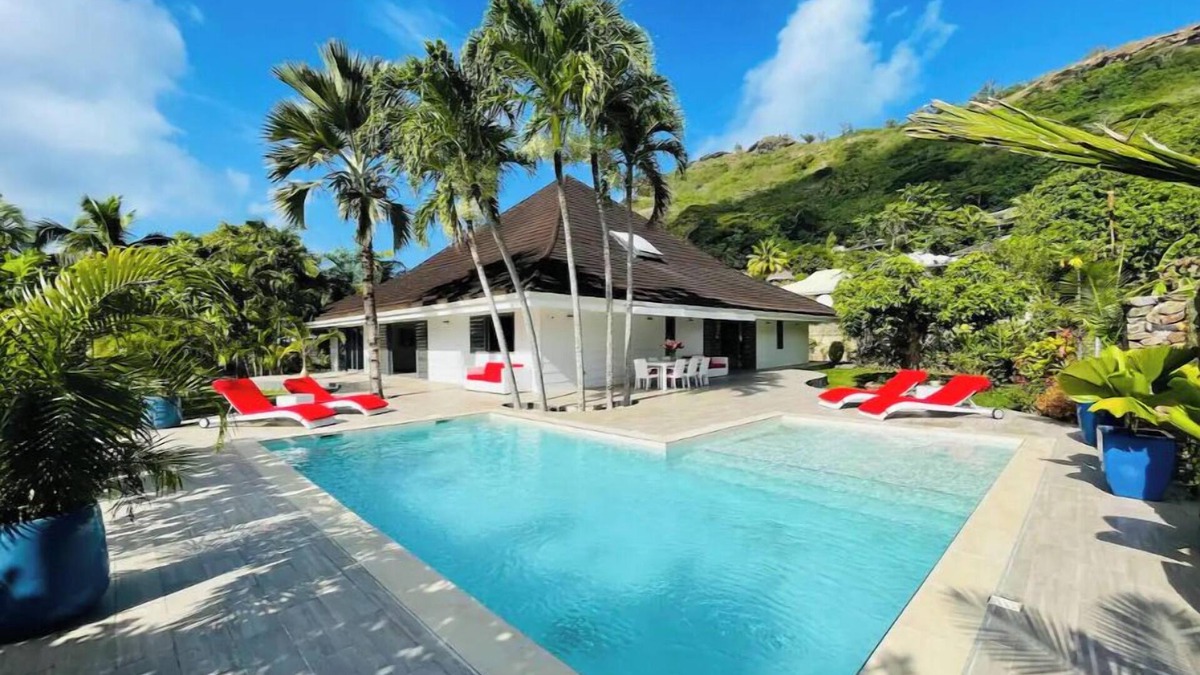 Point Matira Villa | Unique luxuous 350sq m Villa with pool, fitness area, home cinema lounge .