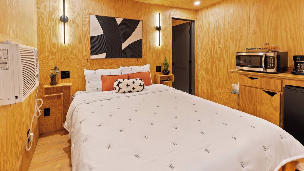 Governmental Mall Apartment | Unique "NEW" Studio Retreat - Hot Tub - Mins to Downtown, PHX Airport & ASU
