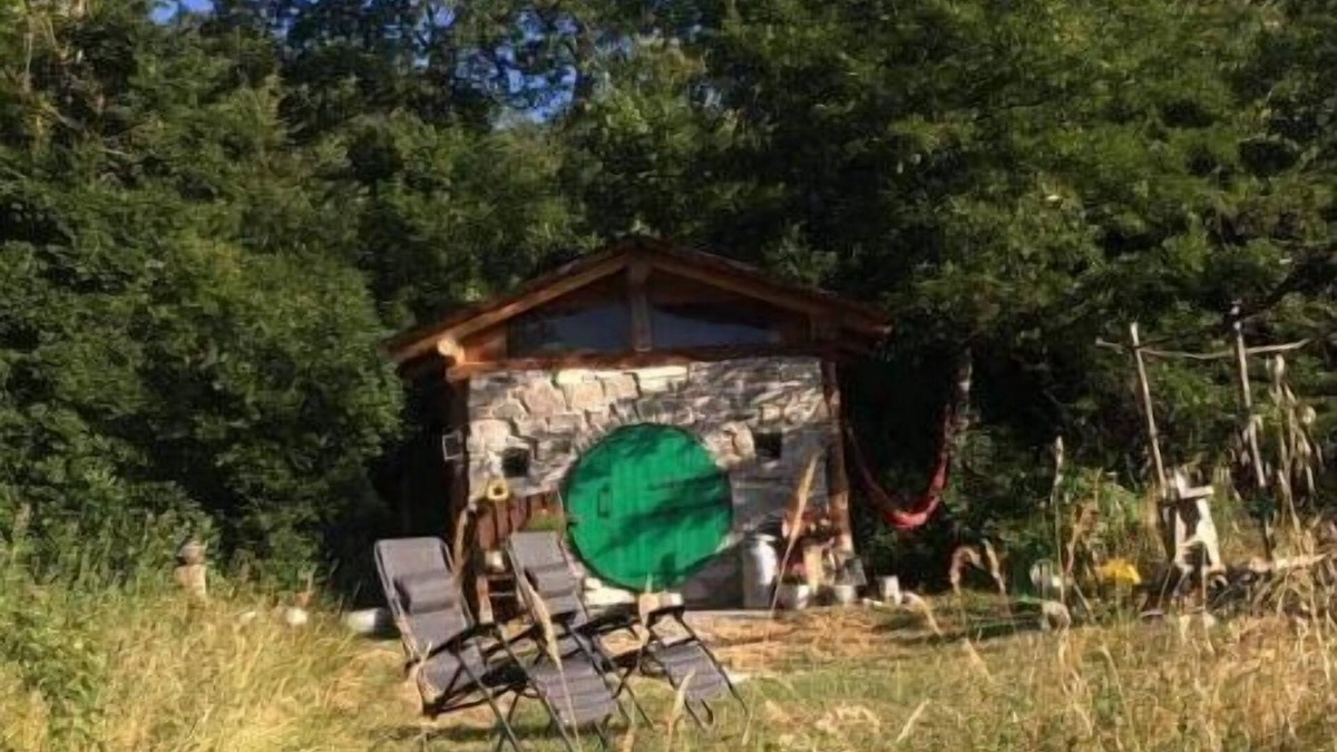 Villa Minozzo Cabin | Unique offgrid forest cabin, hand built using recycled materials.