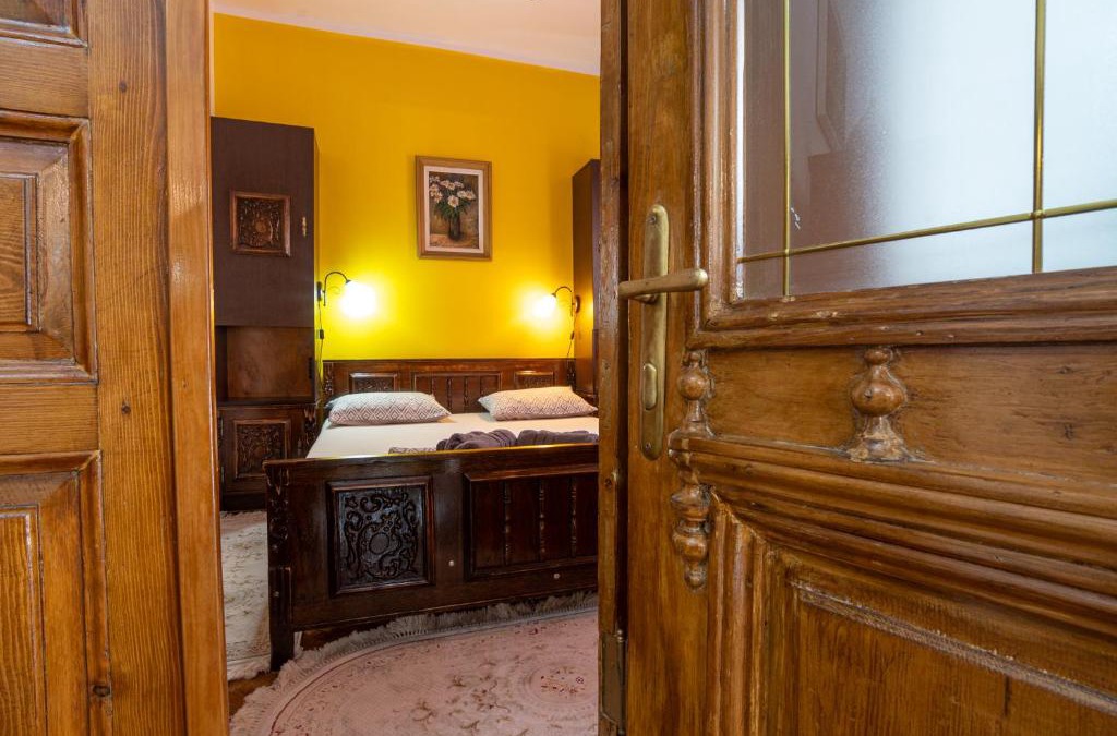 Old Town House | Unique Old Town Home 2min to Beach and Harbour Private Entrance