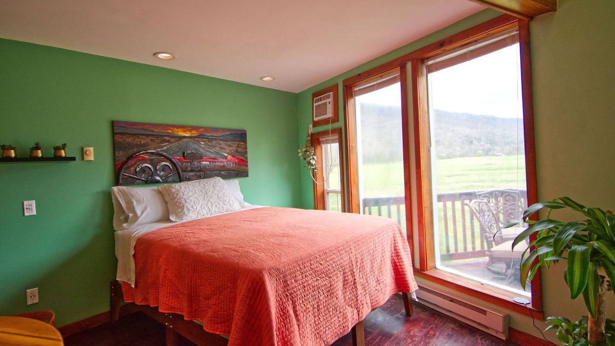 Wildwood House | Unique Outdoorman's Dream! 25 Minutes to Chattanooga! Full Kitchen! Unique Stay