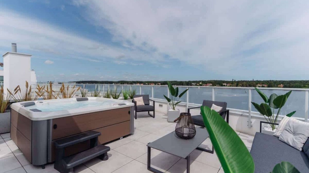 Orlinki Apartment | Unique penthouse with a rooftop and jacuzzi