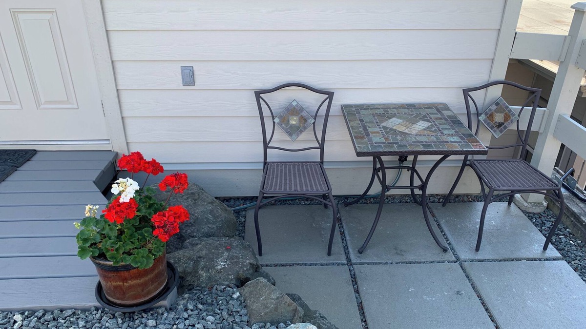 Regional District of Nanaimo Apartment | Unique, private level entry loft with private parking and close to beaches