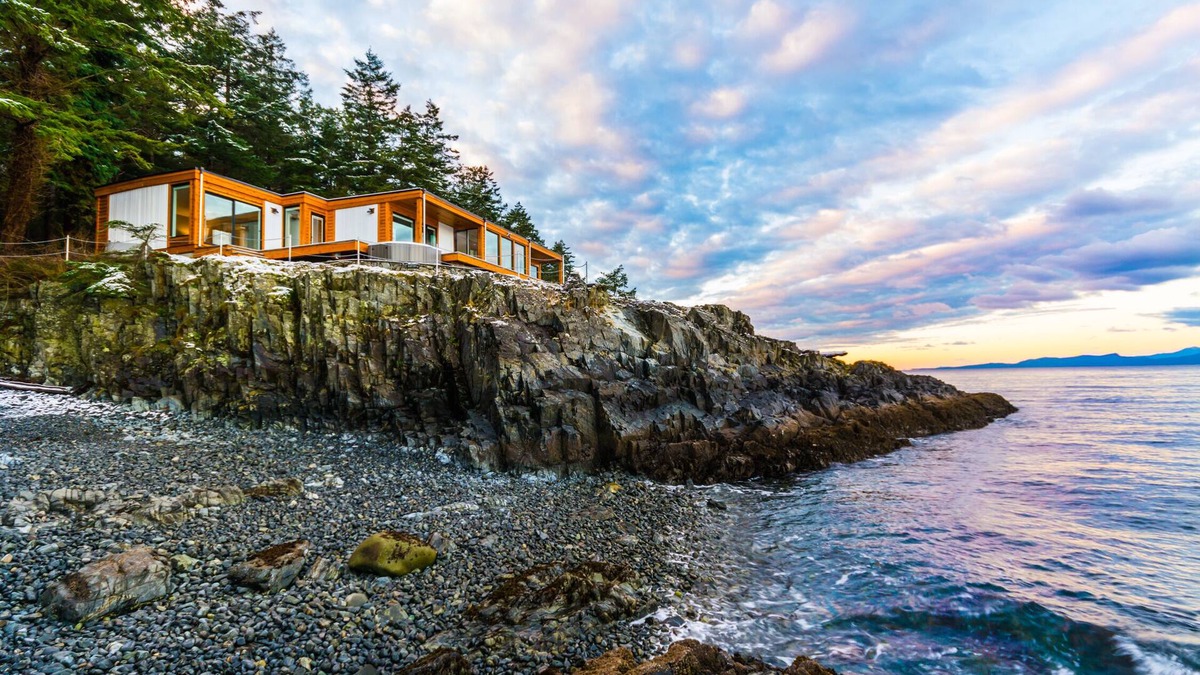 Beachcomber House | UNIQUE RESIDENTIAL OCEANFRONT PROPERTY ON VANCOUVER ISLAND