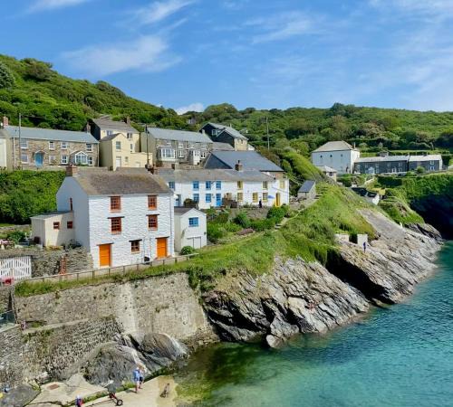 Portloe House | Unique Retreat - 2 bedroom cliff top cottage with large terrace
