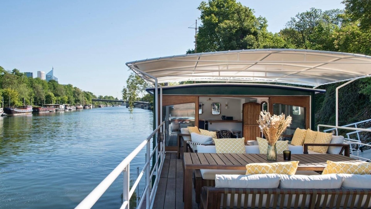 Puteaux Boat Rental | Unique River Boat on the Seine - Private Hot Tub & Parking