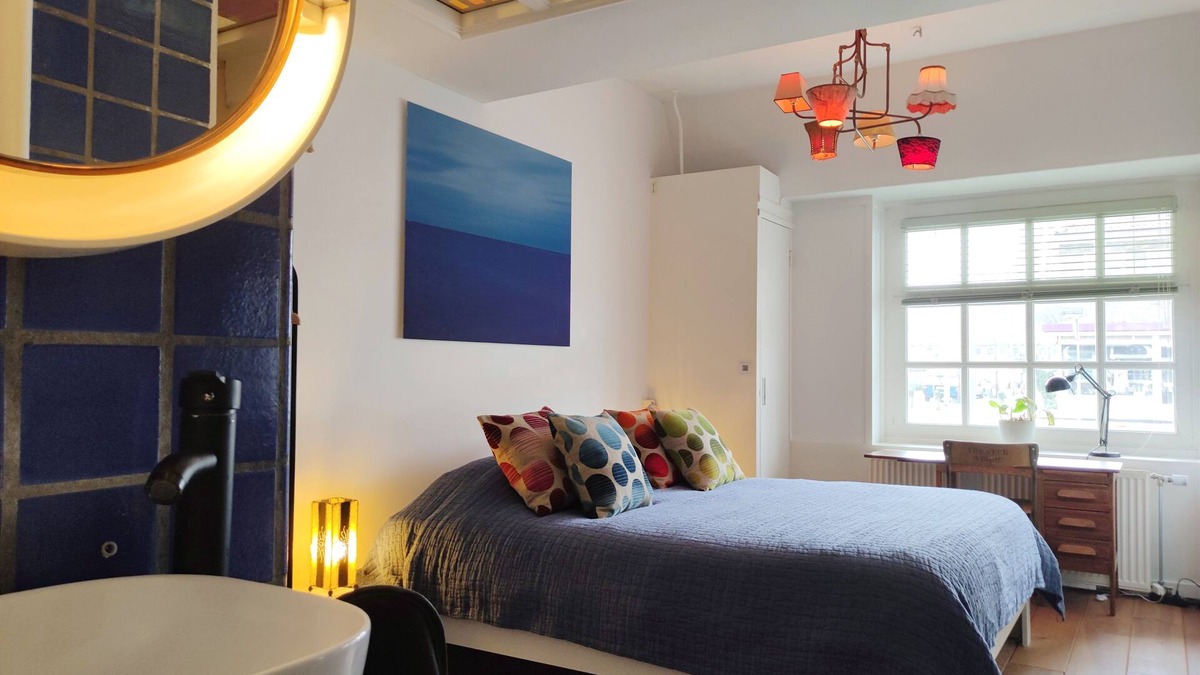 Amsterdam North Bed & Breakfast | Unique room in former Bathhouse. Free parking