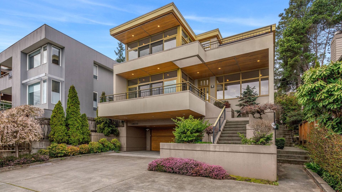 Lake Forest Park House | Unique Seattle Gem: 5 bedrm w/stunning lake views