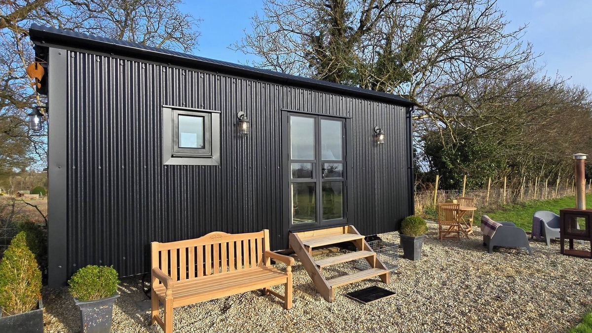 Laverton Apartment | Unique Shepherd's Hut in the Cotswolds, pet friendly, a glorious retreat