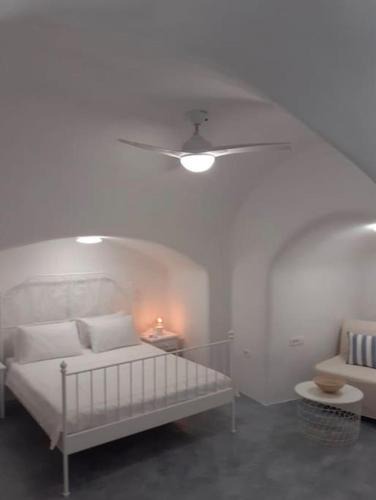 Megalochori House | Unique small stonehouse at Thira