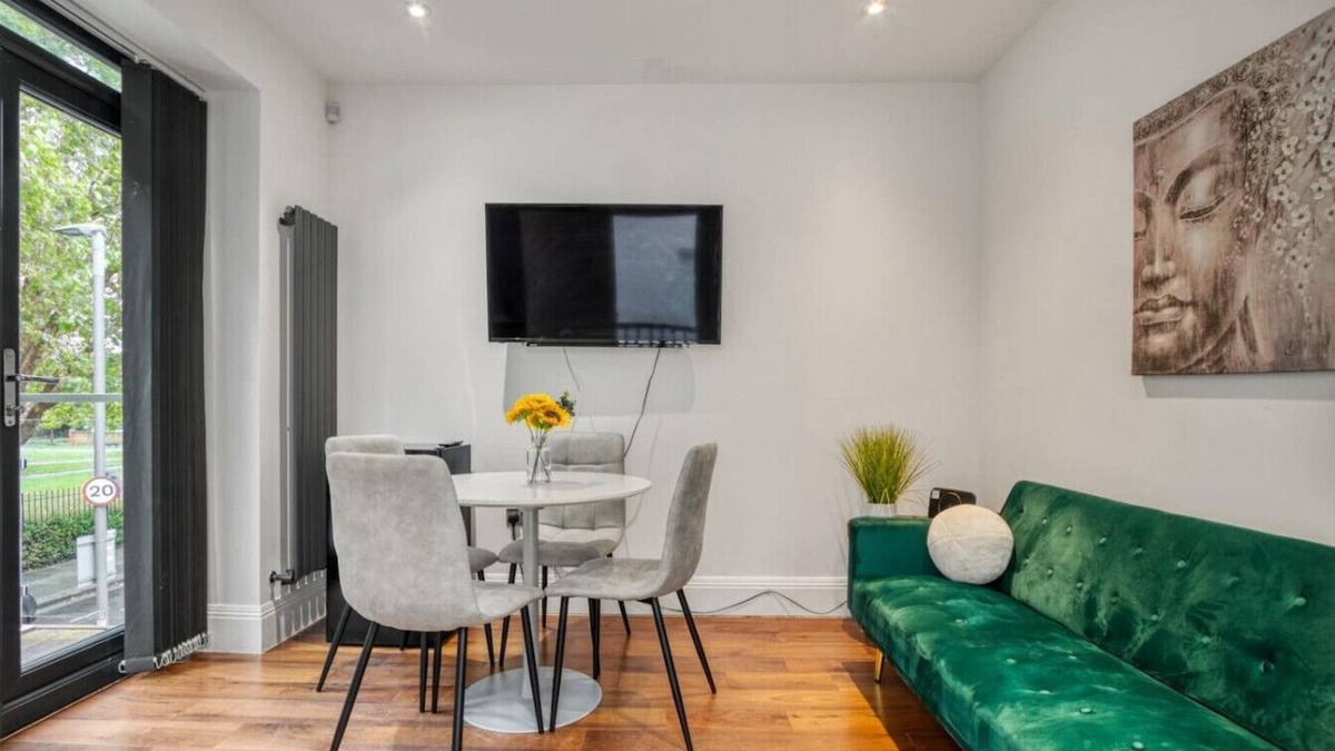 Southfields House | Unique Stylish Duplex 2BR 2BA Balcony