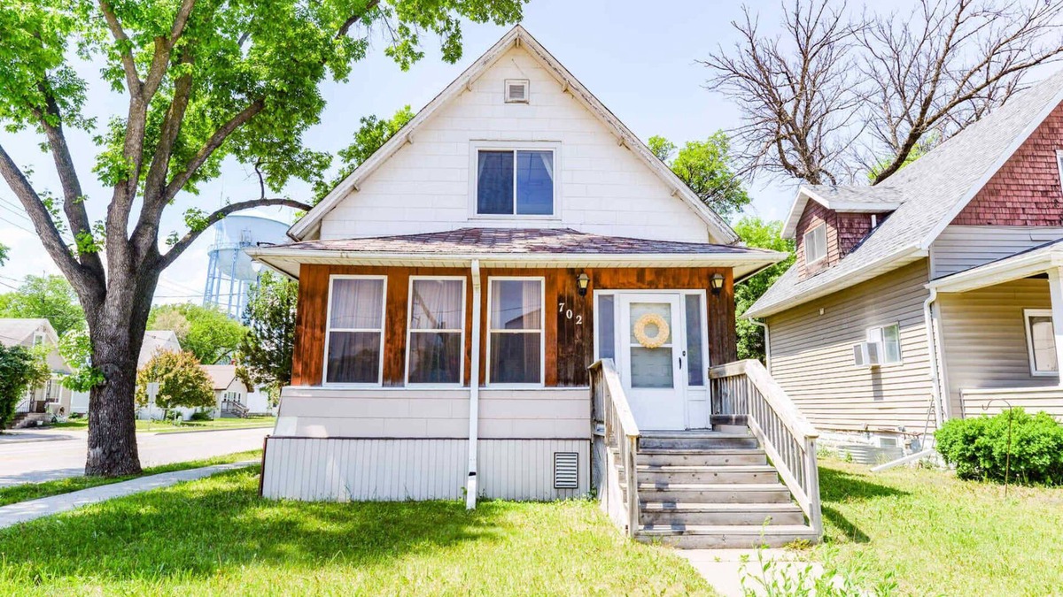 Roosevelt House | Unique Two Story with a Vintage Flare