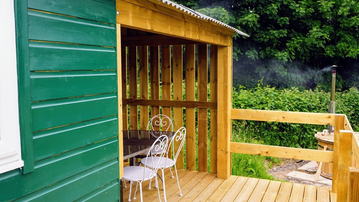 Hawick Cabin | Unique Upcycled Straw Trailer @ Westcote