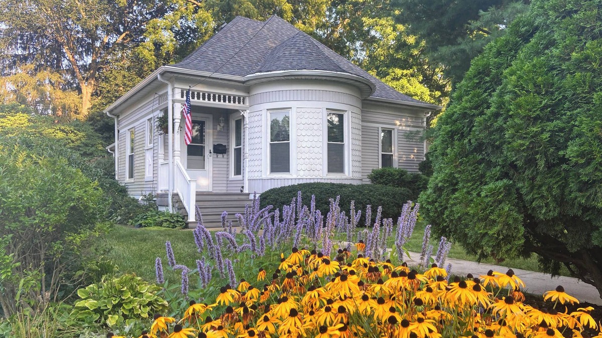 Oregon Cottage | Unique Victorian Cottage Close to Town