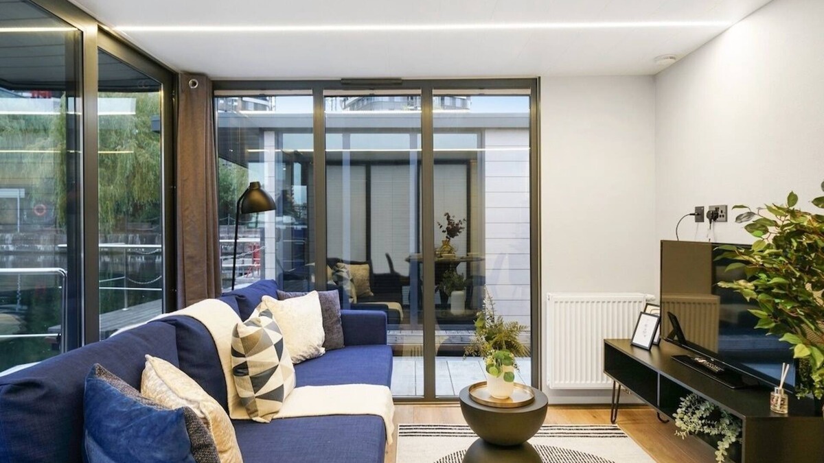 Canary Wharf Boat Rental | Unique Water Lodge with Rooftop