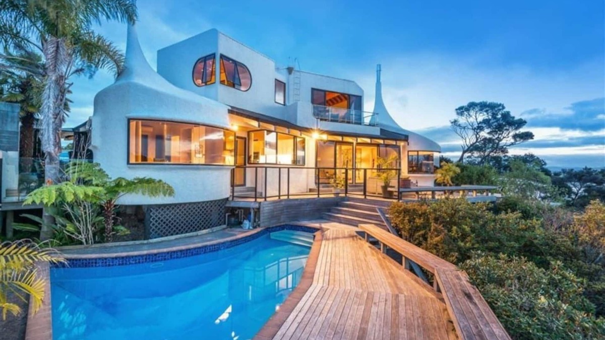 Beach Haven House | Unique Waterfront Retreat