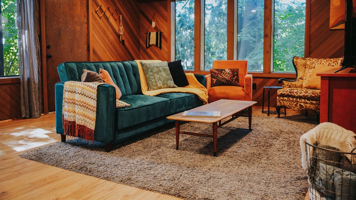 Longview Heights Apartment | Unique Woodsy Residential Retreat In Heart of PNW With Large Jacuzzi Tub and Indoor Sauna