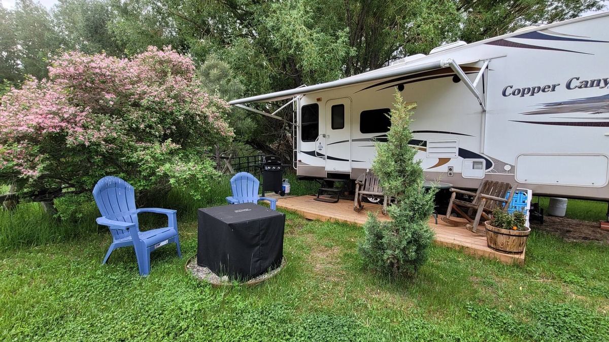 Gardiner House | Unique Yellowstone Camping Glamping Getaway. RV on Solo Sight w/Full Hookups