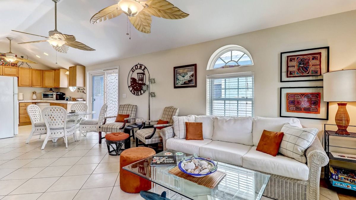 Fernandina Beach Cottage | Uniquely decorated front duplex with rooftop deck access, within walking distance to the beach