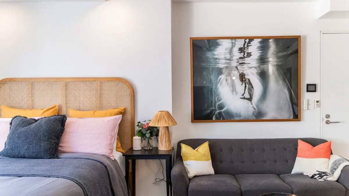 Bilgola Beach Apartment | Uniquely Decorated Hillside Room Overlooking Bilgola Beach