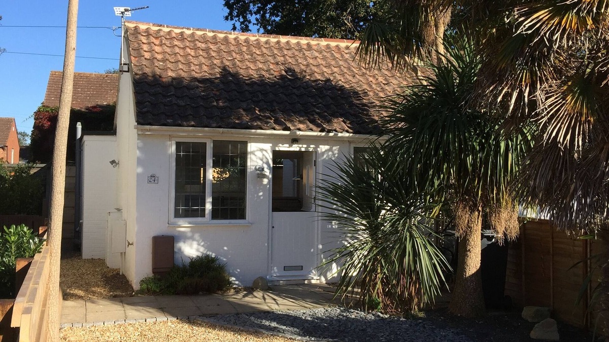 South Hayling Cottage | Uniquely designed space in a-quiet setting moments from beech.