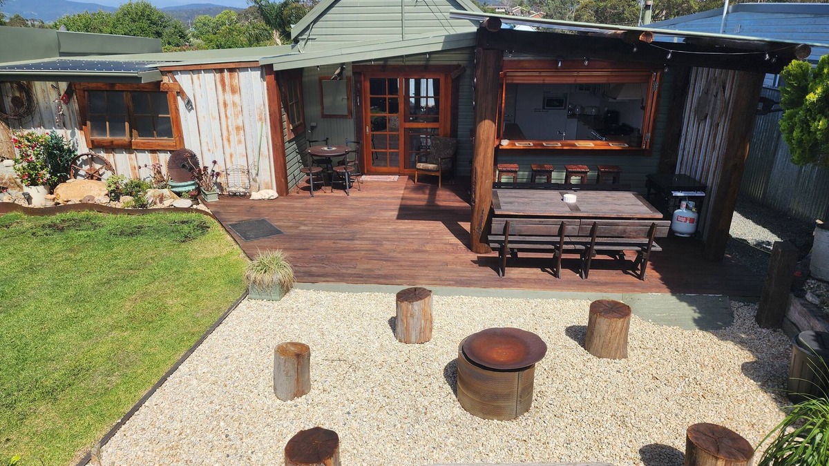 Pambula House | Uniquely Pambula- an inviting cottage with warmth & rustic charm *Pet-friendly