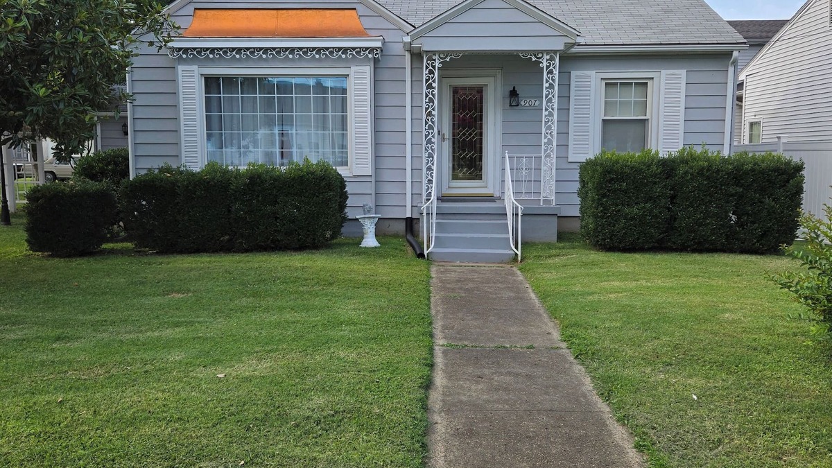 Owensboro House | Uniquely remodeled 3 bdrm 1 bth home in safe area! Fenced in with a large deck!