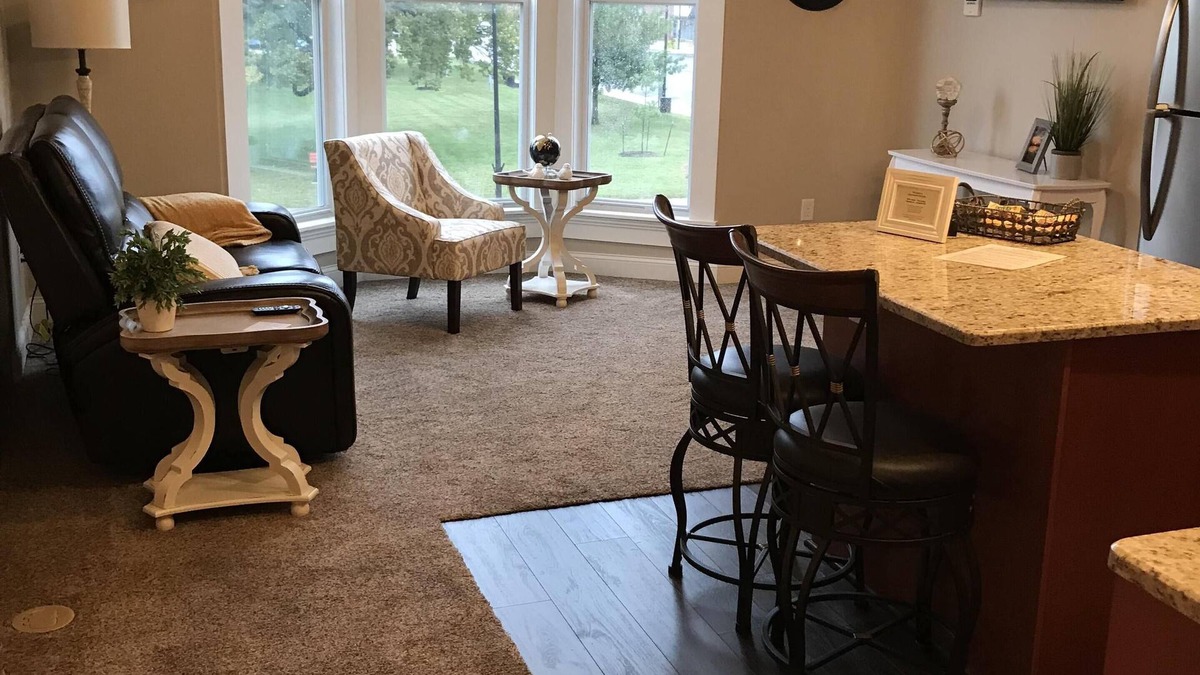 Iola Apartment | Unit 1 Henderson suite