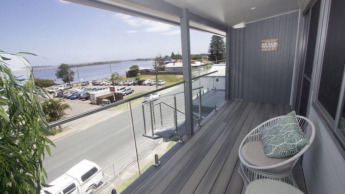 Harrington Apartment | UNIT 1. OPPOSITE THE OCEAN. BEACH .RIVER.PET FRIENDLY. 1 FREE PARKING n n