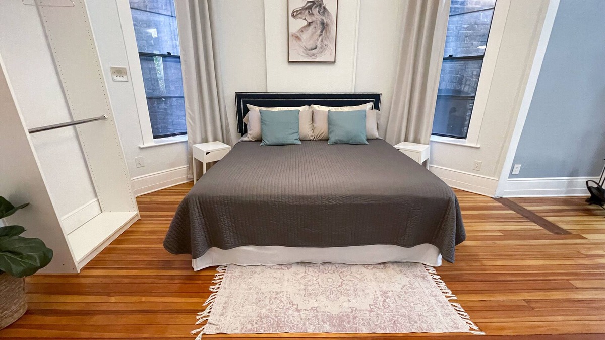 Lakeview Condo | Unit 2 - Perfect Wrigleyville Stay