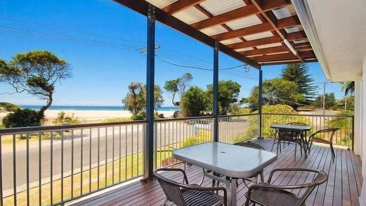Lake Cathie Apartment | UNIT 3 SEASCAPE APARTMENTS 28 BUNDELLA AVE LC