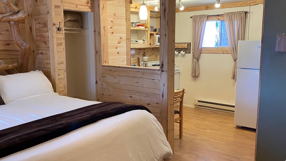 Cedaredge Apartment | Unit 7: King with full Kitchen