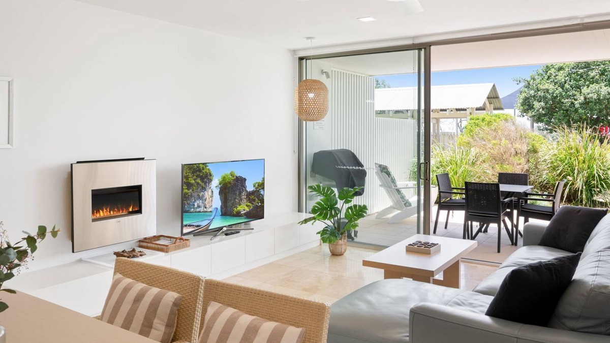 Rainbow Beach Apartment | Unit 7 Plantation Resort - Rainbow Beach. Air conditioned. Pool and outdoor spa. Wifi. Plantation Re