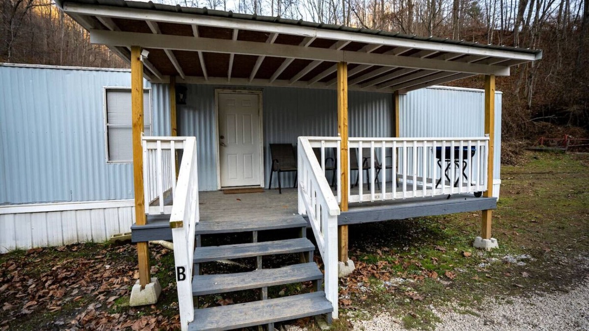 Newtown House | Unit B: 20 Sec Ride to Trails, Sleeps 10. King