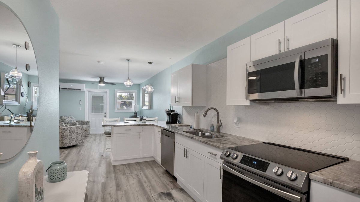 Grove City Apartment | Unit B.CLEAN,Great Location,Dockage Available,HEATED Pool,HUGE Back yard