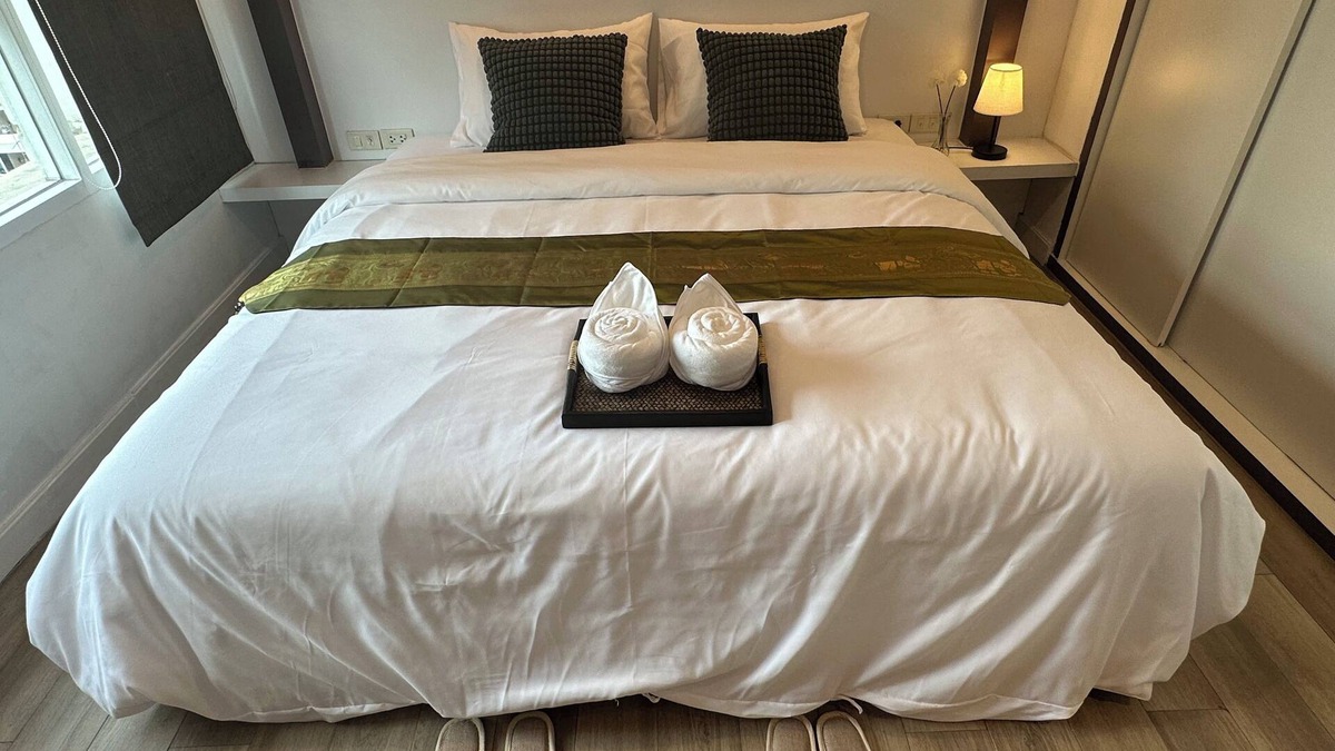 Ratchaprasong Apartment | Unit Langsuan BTS Chidlom 2-Bedroom Apartment in the Heart of Bangkok with Wi-Fi