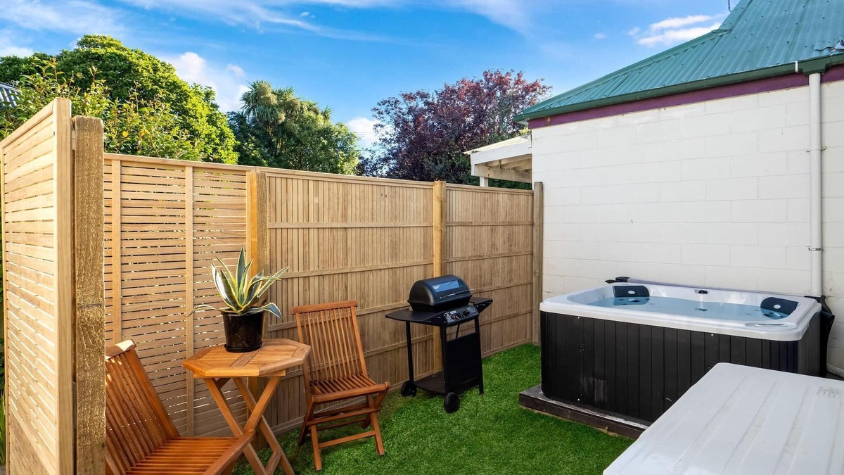 Sydenham House | Unit with Spa Bath Close to City