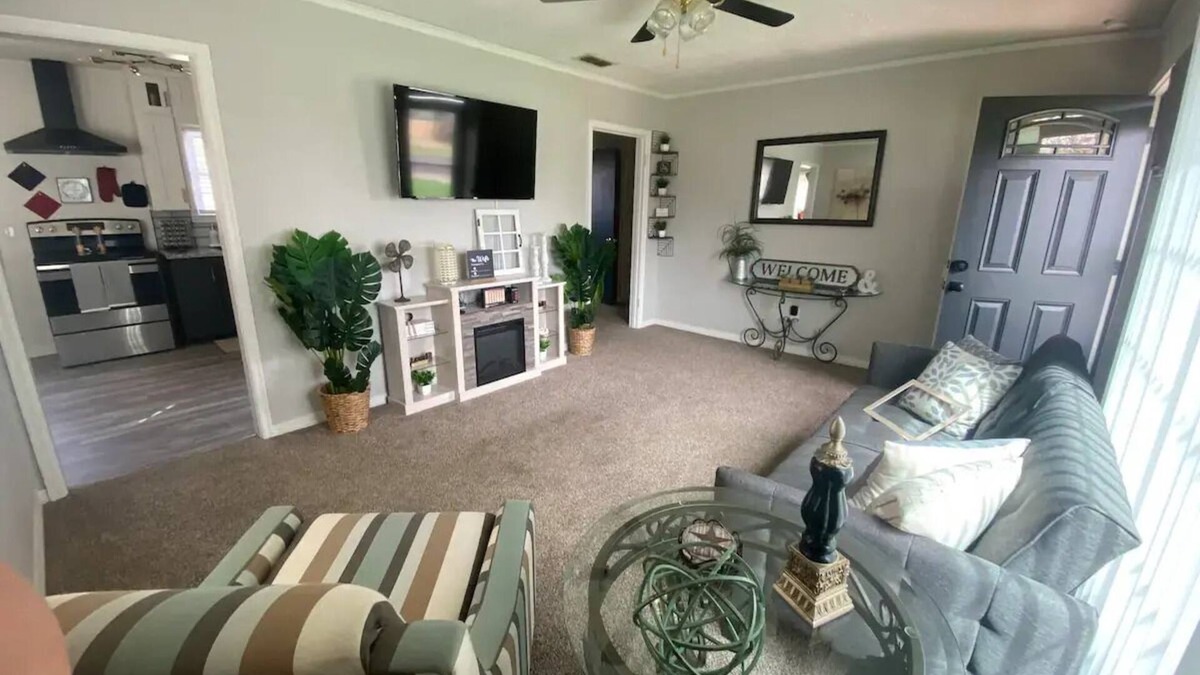 Lubbock House | University Cottage Ŧnn