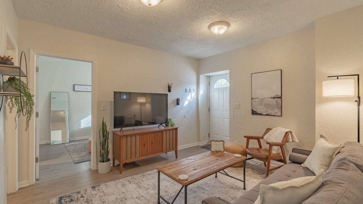 Marion Apartment | University Suite "B"