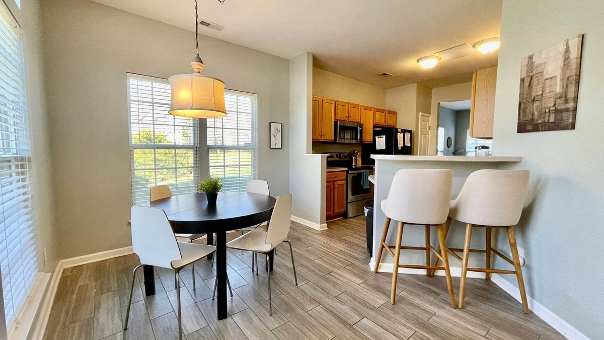 Davis Lake - Eastfield House | University townhome, available for long-term.