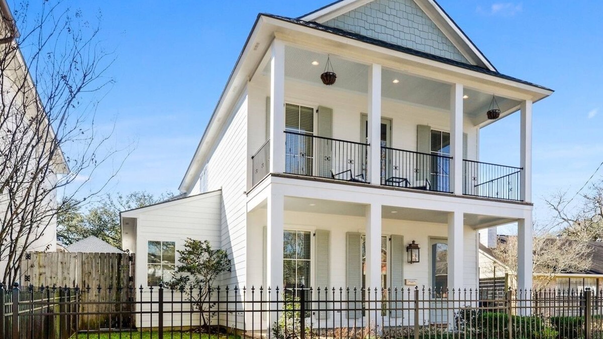 Mid City South House | Unmatched Comfort 4 Families - ADA/Pet/EV Friendly