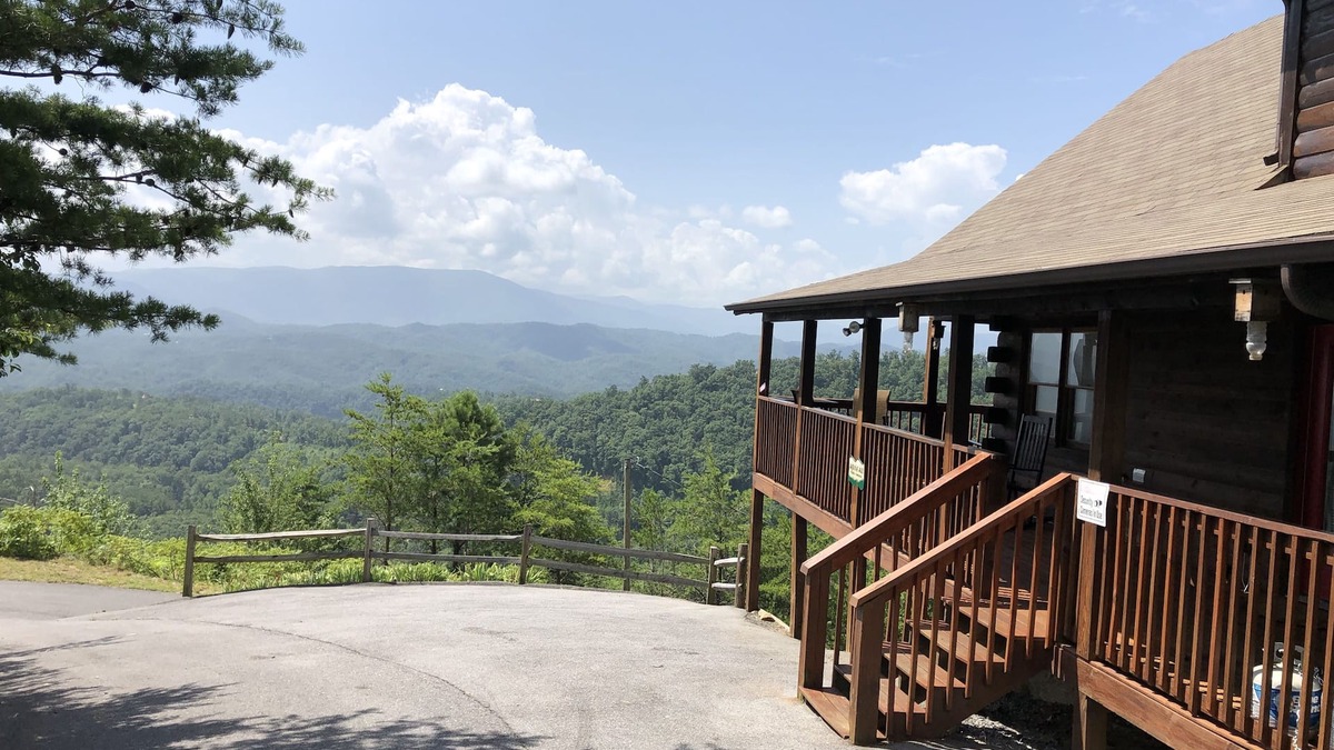 Gatlinburg - Pigeon Forge Cabin | Unobstructed View, Central Location , Honeymoon Retreat, Fire-pit, Hot Tub ⛰️