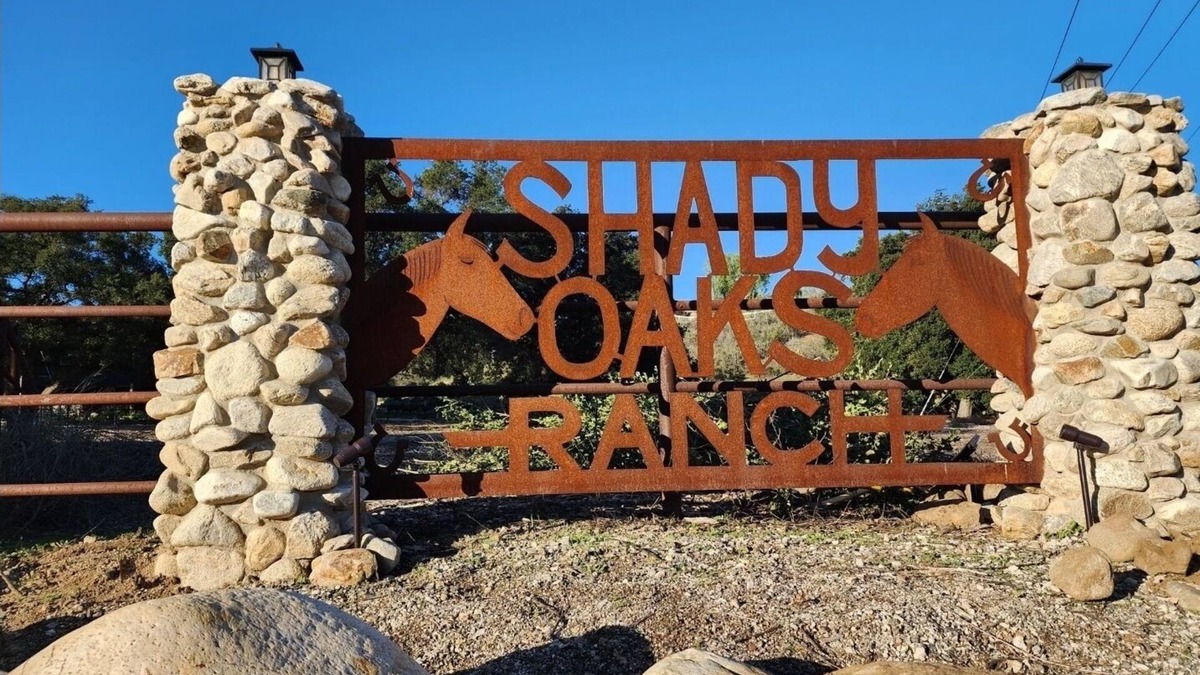 Castaic House | Unplug and Relax under the stars in a unique Private Airstream on 4 acres-ranch