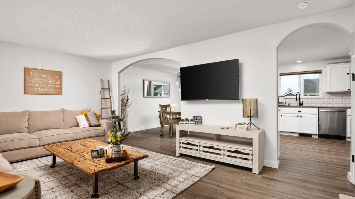 Dundee House | Unrivaled Location, Hot Tub, Huge Patio w/Gazebo and Couches, Pool Table, Ping Pong, Walk to Dundee