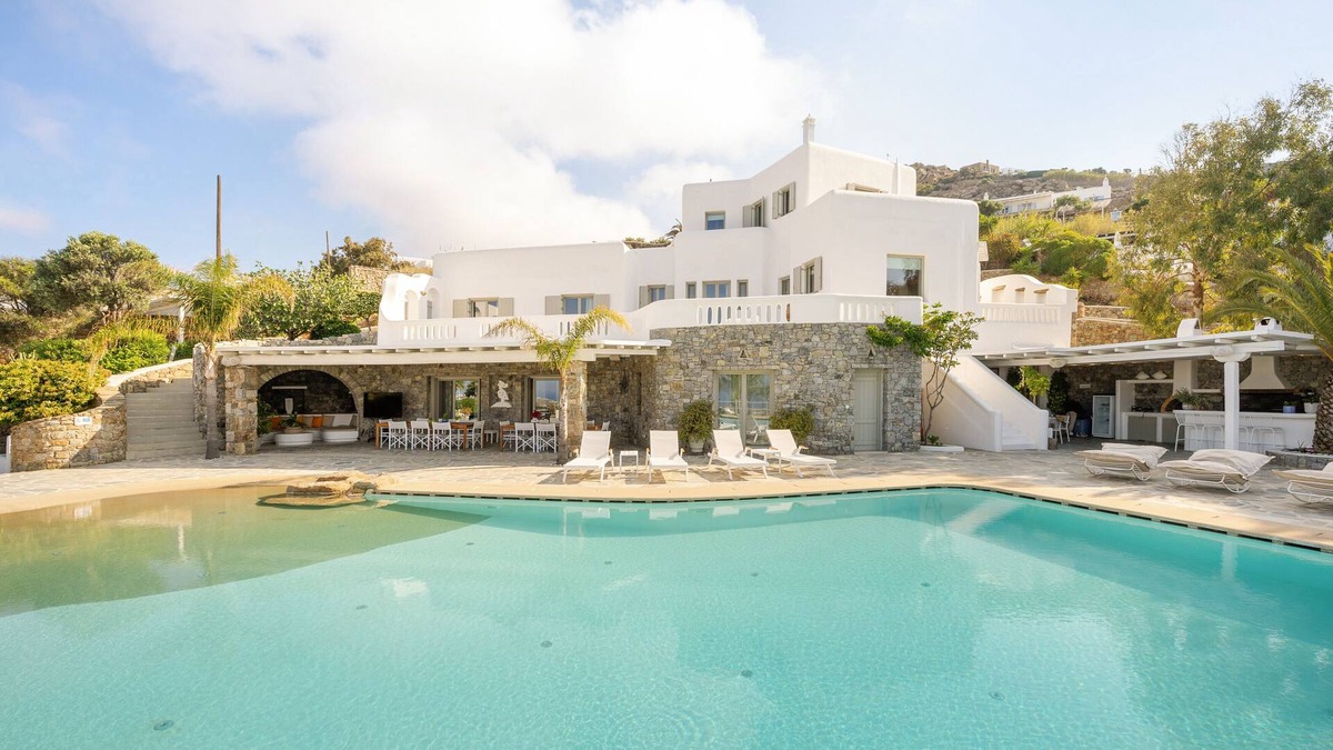 Plintri Villa | Unrivaled luxury awaits at our vast Mykonos villa, the perfect summer escape.