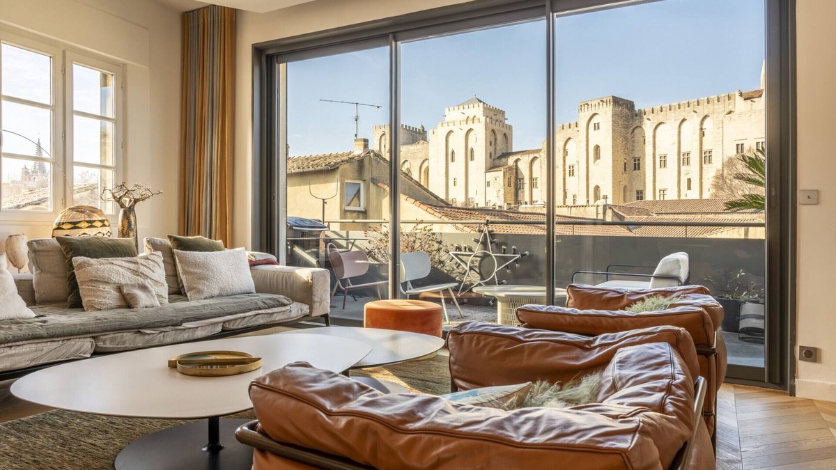 Avignon City Centre Apartment | Unrivaled Papal Palace view — luxury penthouse AC terrace parking pass