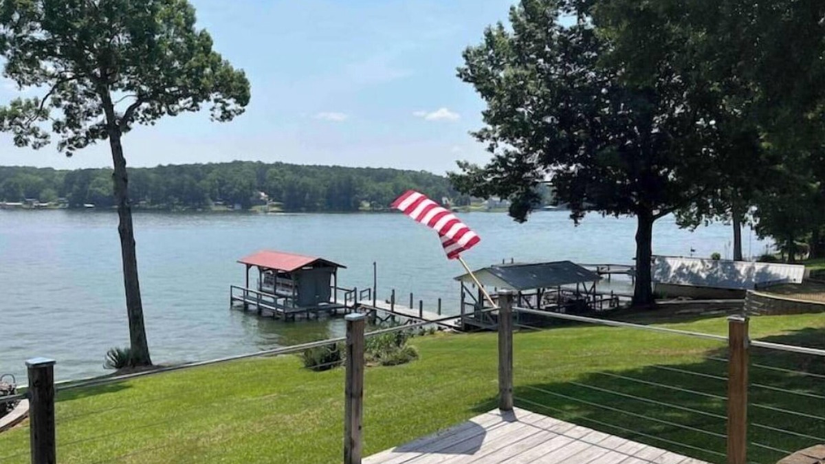 Cross Hill House | Unsalted Vacay! Lakefront w/dock