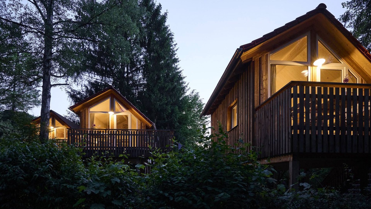Bad Rodach Apartment | Unser Stelzenhaus ist für Vier Personen Gedacht, Gerne Können Auch Noch Babybett und Hochstuhl auf Anfrage Dazu Gestellt Werden. Die Einrichtung ist Naturfarben und Schwarz mit Schicken, Maritimen Details. Der Raum ist ca. 20 qm Groß und man Kann bei