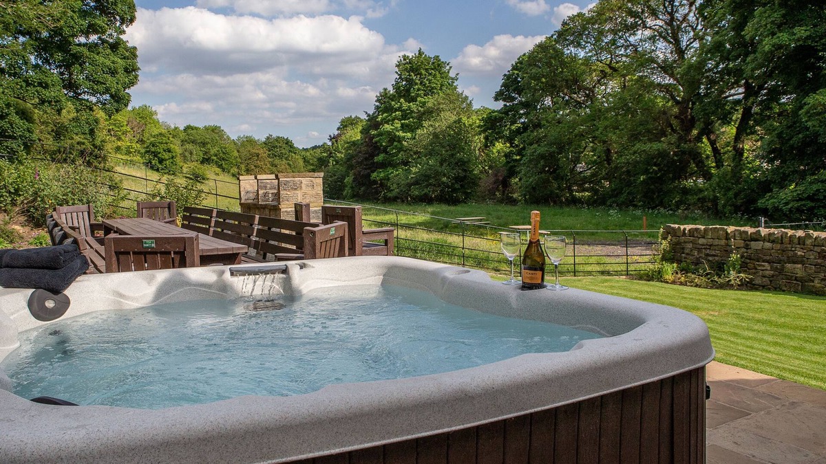 Hoylandswaine Cottage | Unsliven Bridge Farm - sleeps 15 guests in 7 bedrooms