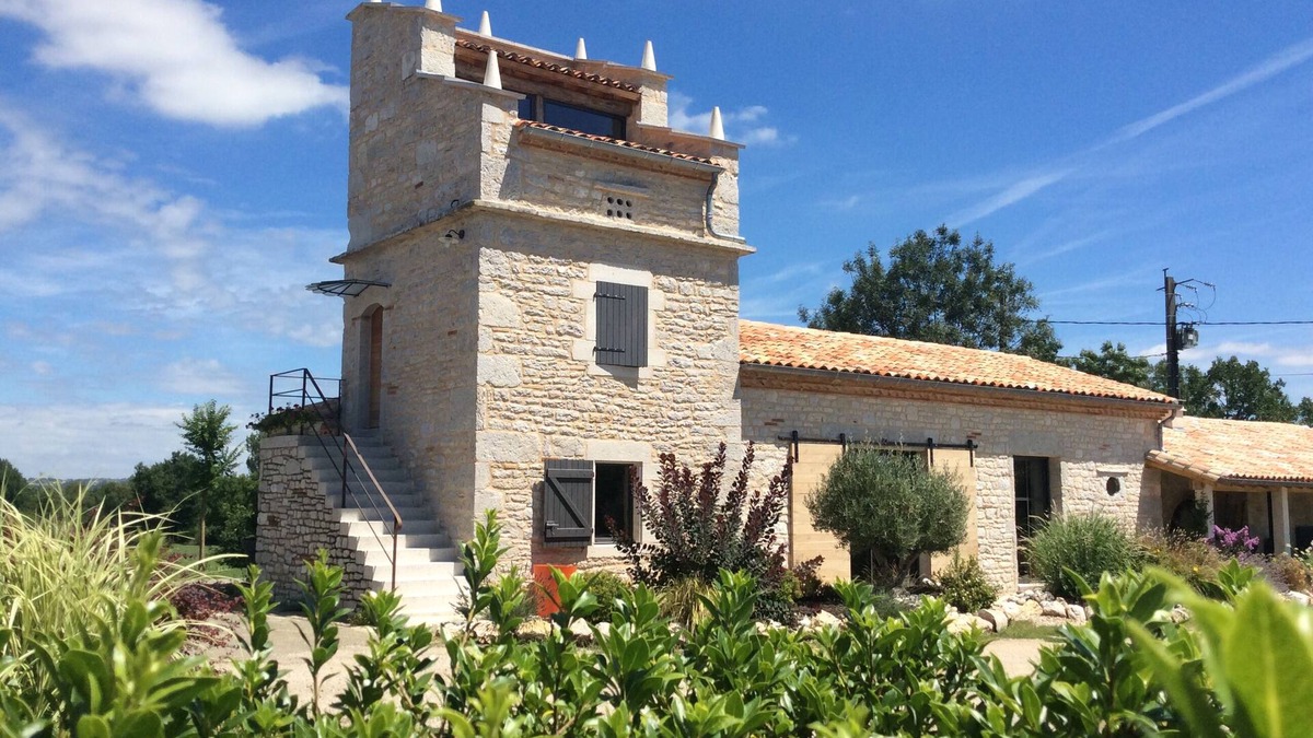 Septfonds Cottage | unusual cottage in a dovecote 4 people